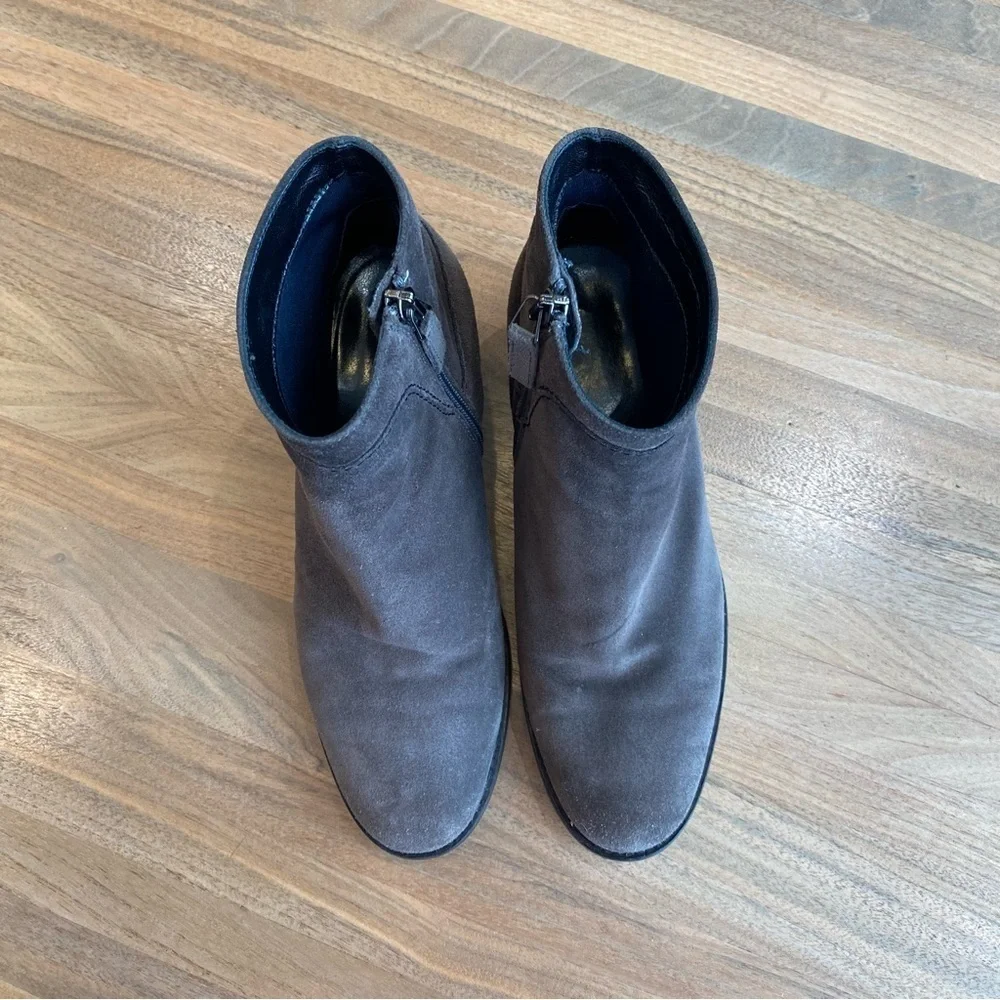 Aquatalia - Women’s Grey Suede Ankle heel Boots, Size 7